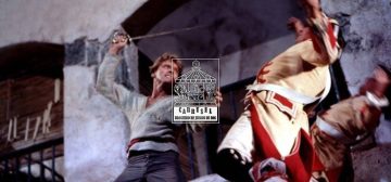Fotograma de El temible burlón, en el que con una vista en contrapicado Burt Lancaster, con expresión de mala pipa y vestido con una camisa gris, cinturón rojo y pantalón azul, despacha con un estoque sobre la cabeza a dos guardias con casacas amarillas y rojas. Está aquí porque las de piratas son buenas ambientaciones para empezar en el rol. En el centro sobre la foto está el logo de la iniciativa Carrusel: un rectángulo vertical con un tiovivo de feria coronado por un dado de 20 caras, cuyas monturas son una imagen de Cthulhu, un caballero armado a caballo y una armadura de combate tecnológica. Bajo el tiovivo aparecen las letras grandes CARRUSEL ondulando arriba y abajo, y bajo esas, ocupando el mismo ancho, BLOGUERO DE JUEGOS DE ROL.