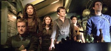 Parte de la tripulación de la Firefly, con Hoban Wash Washburne en primer plano a los mandos, detrás de él Zoë Wahsburne, Kaylee Frye, Malcolm Reynolds, Inara Serra y Simon Tam. Tienen una estética a medio camino entre la ciencia ficción y el far west, dándoles un carácter muy particular.