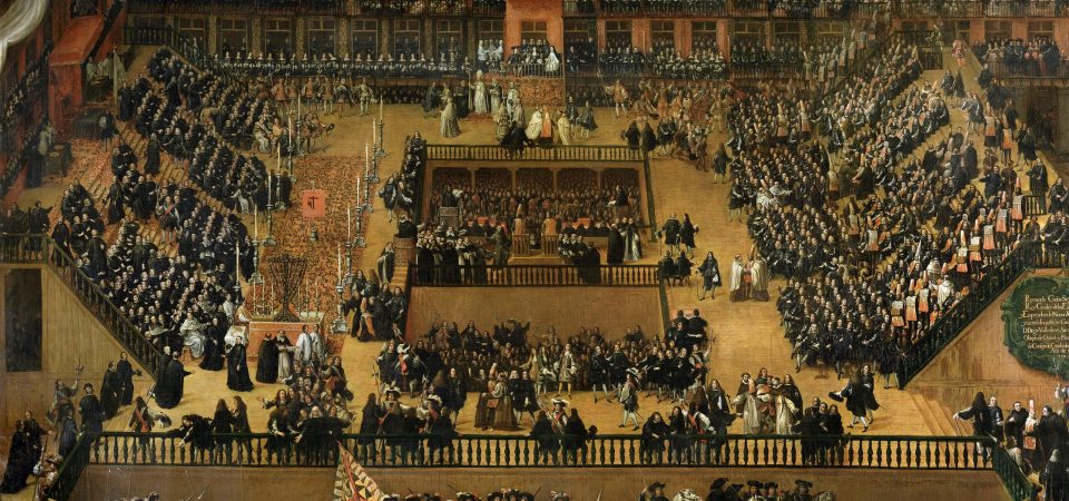 Imagen del óleo "Auto de Fe en la plaza Mayor de Madrid", realizado por Francisco Ricci en 1683. Representa un auto de fe ocurrido el 30 de junio de 1680 y que fue presidido por el rey Carlos II. Al fondo vemos la tribuna real y en ella a Carlos II, a su mujer María Luisa y a su madre. En los balcones, se ubican personas distinguidas de la corte. A la izquierda, rica alfombra y sobre ella el altar con la cruz verde, simbolizando la esperanza de perdón de los reconciliados, y el estandarte del Santo Oficio. Al lado, las gradas de los cargos públicos, y el solio del inquisidor general quien todavía está junto a la tribuna del rey después de haberle tomado juramento. En el centro del cuadro vemos a dos reos vestidos como en el siglo XV, con coroza y sambenitos con llamas, a los relatores o lectores de causas y sentencias en los púlpitos, y a unos dominicos con el predicador en el púlpito central. A la derecha están las gradas para los familiares de la Inquisición y los reos en persona o en estatua (muertos o huidos), la cual lleva una inscripción con sus delitos y una caja con sus huesos. Los reos podían ser penitenciados (castigados con diversas penas y que al abjurar de sus errores se convertían en reconciliados) o relajados (condenados a muerte en garrote, o en hoguera si eran reincidentes). En primer plano se ve a los soldados de la fe y los asnos que llevarán a los condenados a muerte a las afueras de la ciudad para ser ejecutados por la justicia secular. En este grupo de soldados en la parte inferior central del cuadro, encontramos una figura masculina que porta un tambor de grandes dimensiones muy utilizado en este tipo de ceremonias.