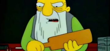 Fotograma de Los Simpsons en que el viejo conocido Jasper Beardley está en el colegio explicando las situaciones que acaban en su célebre "golpe de remo". Es un anciano barbudo, ojeroso, con chaleco gris y camisa verde, que empuña la pala de un remo al que se le ha cortado casi toda la pértiga.