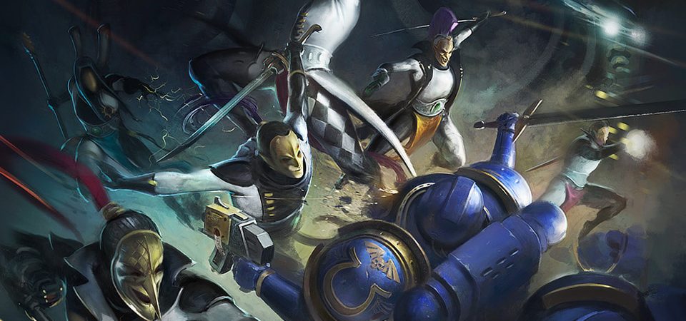 Ilustración de una troupe de arlequines aeldari abalanzándose desde el cielo con suma elegancia sobre un grupo de marines del capítulo de los ultramarines. Los harlequin van vestidos con trajes blancos y negros, en cuadros o rombos que contrastan muy fuerte con sus máscaras doradas y sus peinados y tabardos en colores amarillos y morados. La imagen es muy dinámica. Es un ejemplo perfecto de lo que se puede dar con los ejemplos de framework aeldari para Wrath and Glory del artículo.