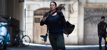 Mallory Kane, la dura protagonista de la película Indomable (Haywire) de Steven Soderbergh, corriendo por un callejón con su abrigo abierto al viento que deja a la vista un chaleco táctico, una pistola en pistolera sobaquera y un subfusil colgando de su hombro derecho. Tiene expresión de esfuerzo pero de quedarle fuerzas de sobra para reventar a puñetazos a Ewan McGregor sin despeinarse.