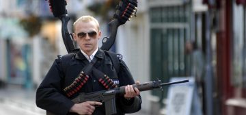 El agente de policía Nicholas Angel, armado hasta los dientes, con el uniforme, un palillo en los labios, gafas de rol estilo aviador y listo para resolver todo lo que se le ponga por delante. Es el protagonista de la película Arma Fatal (Hot Fuzz), la comedia de acción de La Trilogía del Corneto de Edgar Wright.