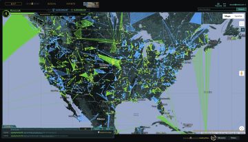 Captura de pantalla de la interfaz web de Ingress para los personajes. Es un mapa de Estados Unidos cubierto por líneas de colores azul y verde, formando a veces triángulos transparentes de esos mismos colores, representando el conflicto de territorio y poder de los bandos Enlightened y Resistance. La interfaz también muestra los últimos eventos ocurridos a nivel mundial y el avance de influencia de cada bando.