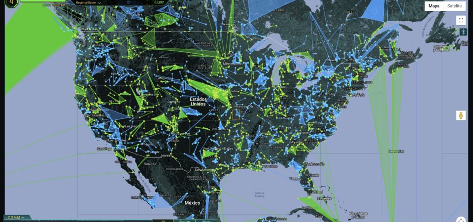 Captura de pantalla de la interfaz web de Ingress para los personajes. Es un mapa de Estados Unidos cubierto por líneas de colores azul y verde, formando a veces triángulos transparentes de esos mismos colores, representando el conflicto de territorio y poder de los bandos Enlightened y Resistance. La interfaz también muestra los últimos eventos ocurridos a nivel mundial y el avance de influencia de cada bando.