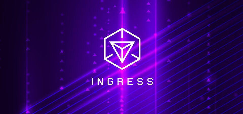 Una imagen CGI por completo. El fondo está formado por dos grupos de líneas de luz paralelas. El primer grupo es más escaso y vertical, acompañado por columnas de triángulos y puntos difusos bastante espaciados entre sí. El segundo grupo es diagonal y dan la sensación de rayos láser de luz negra. El aspecto general es bastante tecnológico o incluso cyberpunk. Sobre la decoración el imagotipo de Ingress.