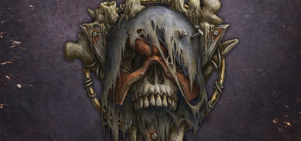 Una calavera mugrienta con un antifaz de metal tachonado y oxidado que, a su vez, está cubierto por un trozo de tela rasgado que se sostiene sobre el casco con unos clavos que atraviesan la frente. Sobre la parte de arriba del cráneo tiene una vela a medio derretir, como las hay también detrás sostenidas por una triángulo equilátero de metal oxidado con la base arriba, que se superpone a un círculo de huesos. El alimento de las leyendas de Necromunda.