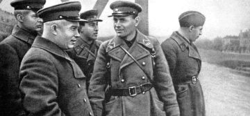 Imagen en blanco y negro de varios oficiales del ejército soviético durante la Segunda Guerra Mundial, vistiendo gruesos abrigos largos y gorras.