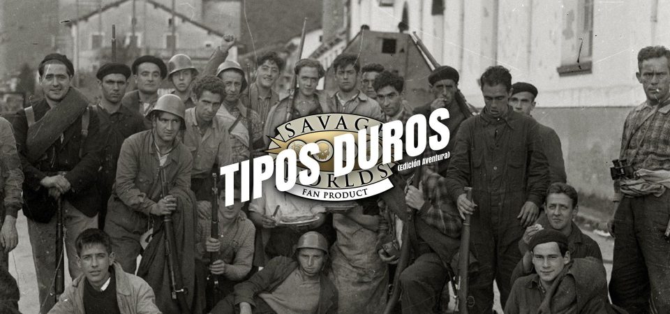 Fotografía en blanco y negro de grupos de milicianos con sus armas en la localidad de Alegia en la Guerra Civil Española, del Fondo Marín-Kutxa Fototeka. Sobre la imagen está impreso el logo de Tipos Duros, el juego de rol: el texto Tipos Duros en letras blancas grandes y cuadradas, con una inclinación de unos 15º hacia la derecha y debajo, letra más pequeña pero con las mismas características Edición Aventura, todo girado unos 15º a contrarreloj y superpuesto al logo de Savage Worlds Fans Product.