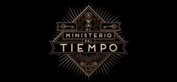 Logotipo de la serie El Ministerio del Tiempo. Tiene el nombre en letras de tipo art decó, envueltas en una decoración geométrica de cuadrados, rayos, un ojo abierto, un reloj de arena, dos llaves de estilo antiguo, todo en perfecta simetría. Todo en colores dorados, bronces y cobres sobre un fondo totalmente negro.