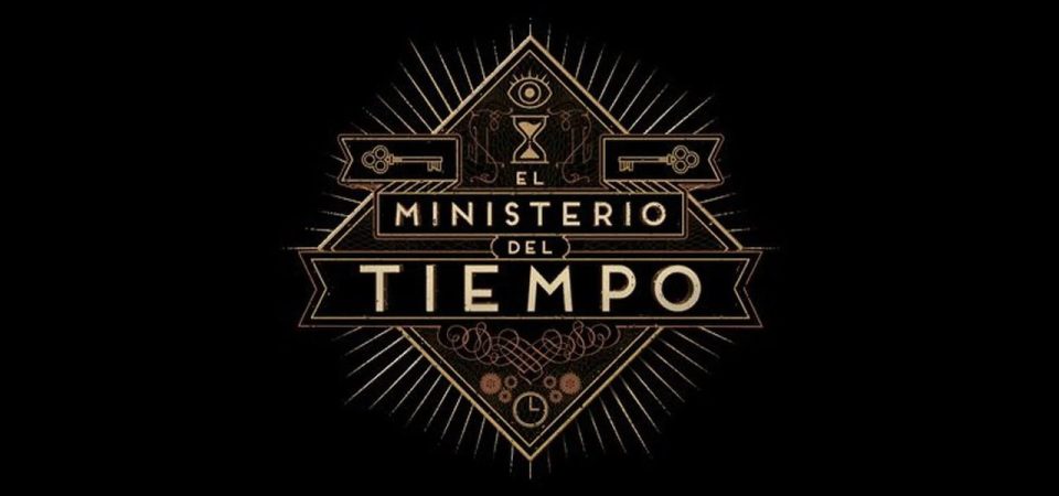 Logotipo de la serie El Ministerio del Tiempo. Tiene el nombre en letras de tipo art decó, envueltas en una decoración geométrica de cuadrados, rayos, un ojo abierto, un reloj de arena, dos llaves de estilo antiguo, todo en perfecta simetría. Todo en colores dorados, bronces y cobres sobre un fondo totalmente negro.