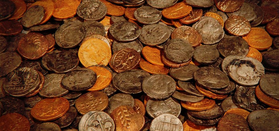Montones de monedas antiguas de diferentes tamaños y pesos, perteneciente a un antiguo tesoro romano. Ya, no aparecerían como tal en juegos de rol OSR (o sí), pero aquí estamos.