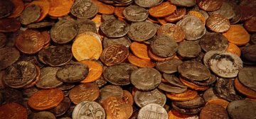 Montones de monedas antiguas de diferentes tamaños y pesos, perteneciente a un antiguo tesoro romano. Ya, no aparecerían como tal en juegos de rol OSR (o sí), pero aquí estamos.