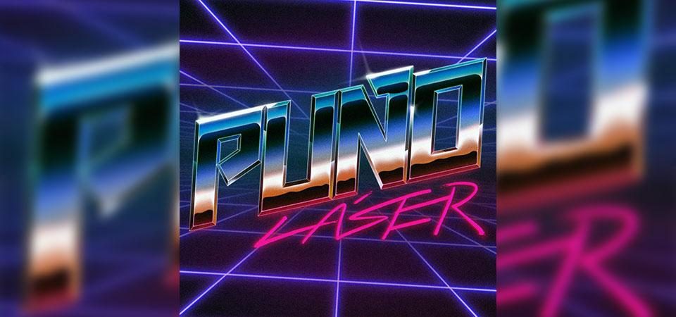 El logo del podcast Puño Láser. Con un estilo muy ochentero, una rejilla de cuadros en el suelo y el techo en fuga hacia el horizonte, en tonos neón violeta. Superpuesto a la rejilla la palabra PUÑO, en letras en un cromado muy exagerado, desde el reflejo del cielo en tonos azules, con el horizonte reflejado en blanco y por debajo el reflejo de la tierra en marrones y negro. Debajo de PUÑO aparece el texto LÁSER en un estilo de letra como de rotulador con efecto casi neón de color magenta.