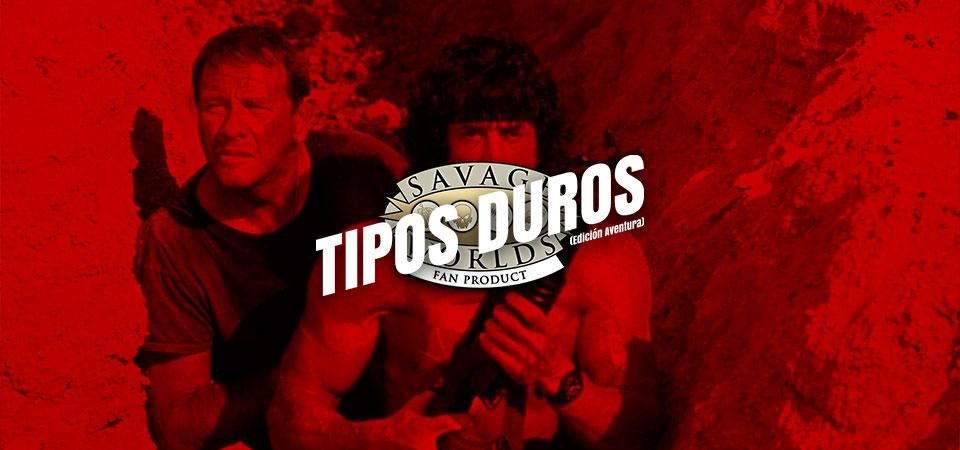 Fotograma de la película Rambo 3. Rambo, armado con un AK-47 con lanzagranadas, a pecho descubierto y cinta del pelo; y el coronel Trautman, en manga corta del uniforme verde militar, detrás de Rambo; ambos atrincherados en una zanja de tierra clara. El fotograma tiene un efecto de tinta roja por encima. Sobre la imagen está impreso el logo de Tipos Duros, el juego de rol: el texto Tipos Duros en letras blancas grandes y cuadradas, con una inclinación de unos 15º hacia la derecha y debajo, letra más pequeña pero con las mismas características Edición Aventura, todo girado unos 15º a contrarreloj y superpuesto al logo de Savage Worlds Fans Product.