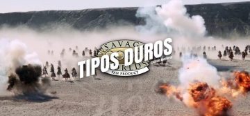 Fotograma de la última escena de Rambo 3. Se ve un combate de grupos de guerrilleros a caballo, desde el aire en la lejanía, galopando por el desierto mientras las explosiones los rodean. Algo esperable en Savage Worlds y más aún en TIpos Duros. Sobre la imagen está impreso el logo de Tipos Duros, el juego de rol: el texto Tipos Duros en letras blancas grandes y cuadradas, con una inclinación de unos 15º hacia la derecha y debajo, letra más pequeña pero con las mismas características Edición Aventura, todo girado unos 15º a contrarreloj y superpuesto al logo de Savage Worlds Fans Product.