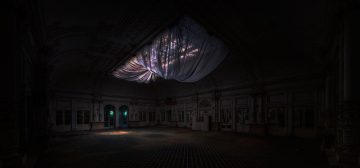 Un gran salón de baile de aspecto perturbador. Se encuentra en una intensa penumbra, por lo que los detalles de la decoración apenas se distinguen, aunque se percibe que son muchos. Una gran vidriera en el centro del techo, que es casi la única fuente de luz, está opacada por unas telas que cuelgan de ella, como si fueran unos velos fantasmales. No hay un demonio balor, pero nos sirve para ejemplificar el ambiente del gran salón del valor para Aventuras en la Marca del Este.