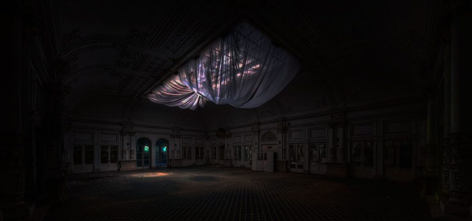Un gran salón de baile de aspecto perturbador. Se encuentra en una intensa penumbra, por lo que los detalles de la decoración apenas se distinguen, aunque se percibe que son muchos. Una gran vidriera en el centro del techo, que es casi la única fuente de luz, está opacada por unas telas que cuelgan de ella, como si fueran unos velos fantasmales. No hay un demonio balor, pero nos sirve para ejemplificar el ambiente del gran salón del valor para Aventuras en la Marca del Este.