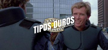 Fotograma de la película Robocop (1987), en la que se ve a Alex Murphy (un tipo rubio, de ojos azules, expresión sonriente y afable), con el uniforme azul del departamento de policía de Detroit y un chaleco de protección balística. Frente a él, de espaldas a nosotros, se encuentra su compañera, la agente Anne Lewis, una chica rubia a la que no se le ve la cara, también con el chaleco blindado. Sobre la imagen está impreso el logo de Tipos Duros: el texto Tipos Duros en letras blancas grandes y cuadradas, con una inclinación de unos 15º hacia la derecha y debajo, letra más pequeña pero con las mismas características Tipos Salvajes - Savage Worlds Edition, todo girado unos 15º a contrarreloj y superpuesto al logo de Savage Worlds Fans.