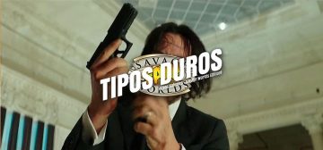 Imagen en contrapicado de John Wick recargando una pistola. Superpuesto el logo de Tipos Duros con el sello Savage Worlds fan por debajo.