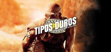 Una imagen de Riddick, el furyano, agachado en posición de acecho, en un escenario desolado por las llamas y el calor. Lleva sus célebres gafas de sol, lleva un chaleco táctico y pantalones militares, con los brazos al aire. Superpuesto el logo de Tipos Duros con el sello Savage Worlds fan por debajo.