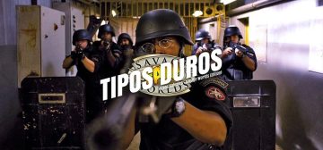 Fotografía de la película Tropa de Élite, que muestra a varios miembros del BOPE, todos equipados con su uniforme negro remangado, casco negro y empuñando armas automáticas en dirección al espectador. En primer plano se encuentra uno, que se identifica como "Montanha" por el parche en el hombro. Los demás se encuentran detrás y a los lados de él, tras un par de grandes escudos balísticos. Sobre la fotografía, se encuentra el logo de Tipos Duros.