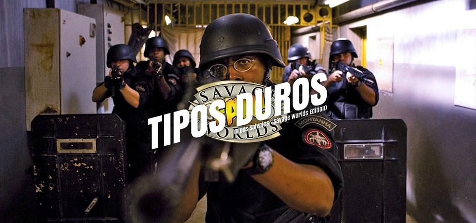 Fotografía de la película Tropa de Élite, que muestra a varios miembros del BOPE, todos equipados con su uniforme negro remangado, casco negro y empuñando armas automáticas en dirección al espectador. En primer plano se encuentra uno, que se identifica como "Montanha" por el parche en el hombro. Los demás se encuentran detrás y a los lados de él, tras un par de grandes escudos balísticos. Sobre la fotografía, se encuentra el logo de Tipos Duros.