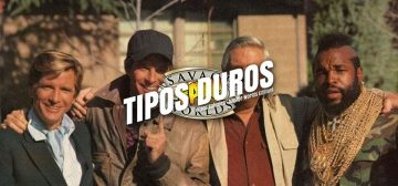 Una fotografía de los miembros de El Equipo A original. De izquierda a derecha Fénix (Face), Murdock, Hannibal Smith y M.A. Barracus, sonriendo y pasándose entre ellos los brazos por el hombro en actitud de colegas. Murdock, además, señala tiene el índice de su mano izquierda señalando hacia arriba. Encima de la imagen el logo de Tipos Duros: el texto Tipos Duros en letras blancas grandes y cuadradas, con una inclinación de unos 15º hacia la derecha y debajo, letra más pequeña pero con las mismas características "Tipos Salvajes - Savage World Edition", todo girado unos 15º a contrarreloj y superpuesto al logo de Savage Worlds Fans.