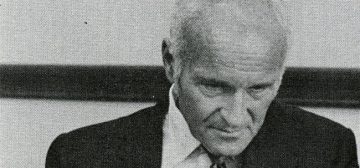 Fotografía de periódico, en blanco y negro, con muchísimo grano, de Sidney Gottlieb, el psiquiatra militar del proyecto MK Ultra.
