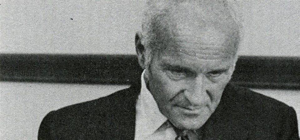 Fotografía de periódico, en blanco y negro, con muchísimo grano, de Sidney Gottlieb, el psiquiatra militar del proyecto MK Ultra.