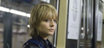 Primer plano de Erica Bain, la protagonista de La extraña que hay en mí (The Brave One) sentada en un vagón de metro frente a una de las ventanas. Es la actriz Jodie Foster, con el pelo cortado a la altura del cuello, flequillo largo que le cae sobre los ojos, con una cazadora de piel negra y la cinta azul de un bolso sobre el hombro.
