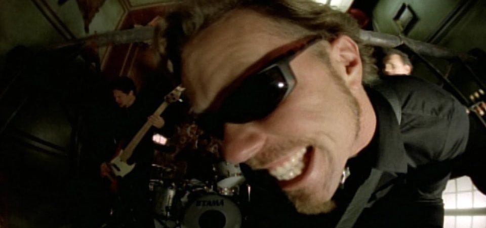 Fotograma del videoclip de "The memory remains" ("La recuerdo permanece") de Metallica. Es una imagen grabada con una lente ojo de pez con James Hetfield en primerísimo primer plano y la canción vale la pena para hablar de memoria.