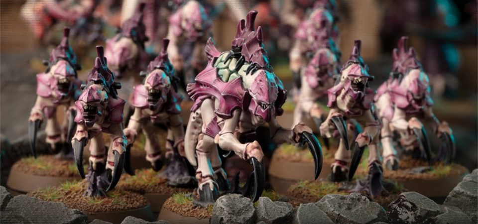 Una oleada tras otra de bestias quitinosas de afiladas zarpas como cuchillas se abalanza sobre el espectador. Son neurogantes tiránidos, pero así es como se vería el escenario multijugador de Necromunda de la invasión de terrormigas.