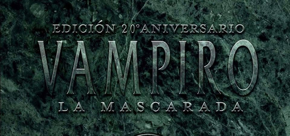 Con aspecto de una losa pulida de mármol verde, commo tallado en relieve, con un estilo de letra elegante y de extremos afilados, el texto Vampiro La Mascarada y encima Edición 20º Aniversario. El texto principal es Vampiro, en letra mucho más grande. Mientras que Edición 20º Aniversario y La Mascarada, tienen tamaño de letra mucho menor y se ubican encima y debajo de Vampiro, respectivamente, abarcando casi la misma anchura que la palabra principal.