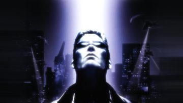 Ilustración de portada del videojuego de rol Deus Ex original, el del año 2000. La imagen muestra un primer plano de JC Denton, el protagonista, un hombre en la treintena, con gabardina y gafas de sol oscuras, mirando hacia arriba, desde donde le ilumina un poderoso haz de luz blanca. Detrás de él se pueden ver siluetas de edificios de una gran ciudad con luces encendidas mientras varios helicópteros parecen estar buscando algo en el suelo con potentes focos. La imagen es muy contrastada y sólo está en tonos de blanco, azul y negro.