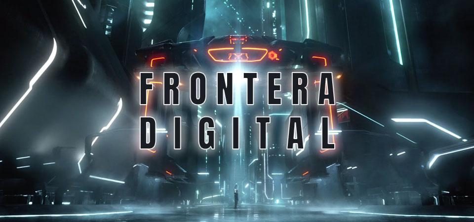 El texto Frontera Digital, en color oscuro y con un borde de color blanco que refulge con efectos de neón. Por debajo, a modo de decoración un fotograma de la película Tron Legacy mostrando una calle similar a una gran ciudad, pero con esquinas, bordes y luminarias formadas por bandas de luz blanca flúor, mientras que suelos y paredes son de tonos gris azulados muy oscuros, dando un aspecto muy tecnológico y artificial.