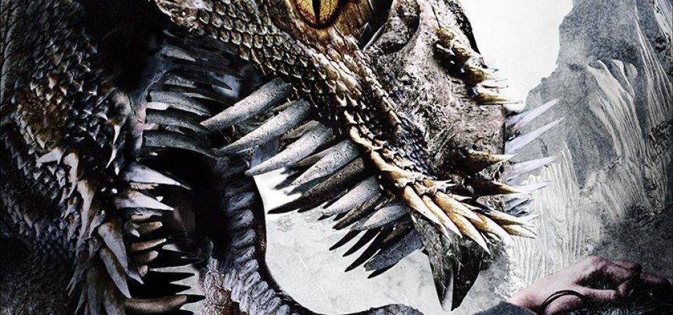 Carátula de la película Killer Mountain (Ascenso mortal). En ella se ve una chica rubia, con abrigo azul, cubriéndose la cara con horror antes de ser devorada por un bicho que parece una serpiente cruzada con un lagarto, cruzados con una colección de alfileres de tantos pinchos que tiene y que, en lugar de lengua, le salen tentáculos de pulpo de la boca.