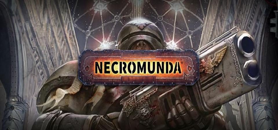 El logotipo del juego Necromunda, en color. Debajo del logo se encuentra una ilustración en contrapicado de un agente del Adeptus Arbites con su armadura de color oscuro y empuñando con las dos manos su escopeta decorada con el águila imperial, mientras detrás de él se ve una cúpula de cristal con refuerzos metálicos coronando una estancia de piedra con altas columnas.