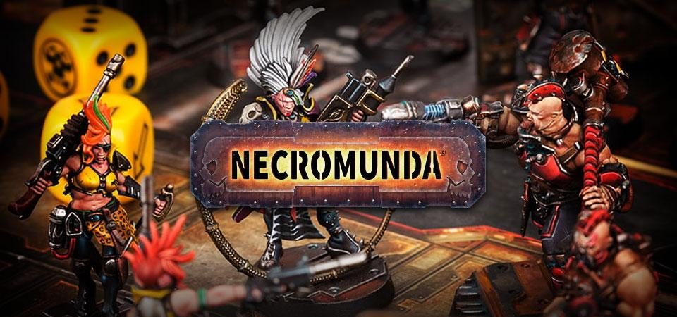 El lotogipo de Necromunda superpuesto sobre una imagen de una líder escher, armada con látigo y combi bolter-agujas, enfrentadas a un líder goliath con pistola de plasma y martillo en un escenario del Submundo. Al fondo, desenfocados, se ven los dados típicos de Necromunda.