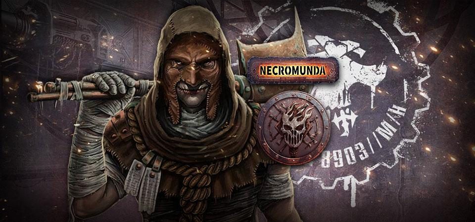 Ilustración de un miembro de banda Cawdor. Como miembro de la Casa Cawdor y como hacen en todas las bandas de Necromunda, tiene un aspecto y colores distintivos. En este caso parece ataviado con ropas andrajosas de aspecto medieval, una máscara de cuero que le cubre toda la cara menos los labios cortados y con los brazos cubiertos de vendajes. Empuña un hacha de aspecto oxidado, que tiene dejada caer sobre el hombro. Por encima de la ilustración del pandillero, los logos de Necromunda y el emblema de la casa Cawdor: un cráneo llameante rodeado de púas y alambre de espinos.