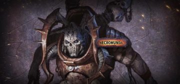 Ilustración de un miembro de Corpse Grinders, una de las más violentas bandas de Necromunda, al que se ve de cintura para arriba. Es un hombre de descomunal musculatura. Lleva una coraza de bronce y hombreras del mismo material, mientras los brazos quedan desnudos. En la cabeza y cara lleva un casco con cuernos en forma de antenas espinadas y una máscara facial con forma de calavera de grandes dientes. Todo parece tener salpicaduras de sangre, como corresponde a los trituradores de cadáveres. Por encima de la ilustración del pandillero, el logo de Necromunda.