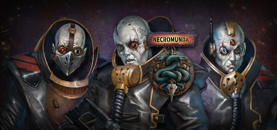 Ilustración mostrando a tres miembros de una banda Delaque, vestidos con su habituales abrigos largos oscuros con filetes dorados que los distinguen del resto de bandas de Necromunda. La imagen está centrada en los bustos, con lo que se ven sus caras y hombros, siendo las tres personas calvas, de piel cenicienta y llevando prótesis metálicas de color bronce en ojos y orejas. Por encima de la ilustración de los pandilleros, los logos de Necromunda y el emblema de la Casa Delaque: dos serpientes verdes enredadas alrededor de la hoja de una daga enjoyada.