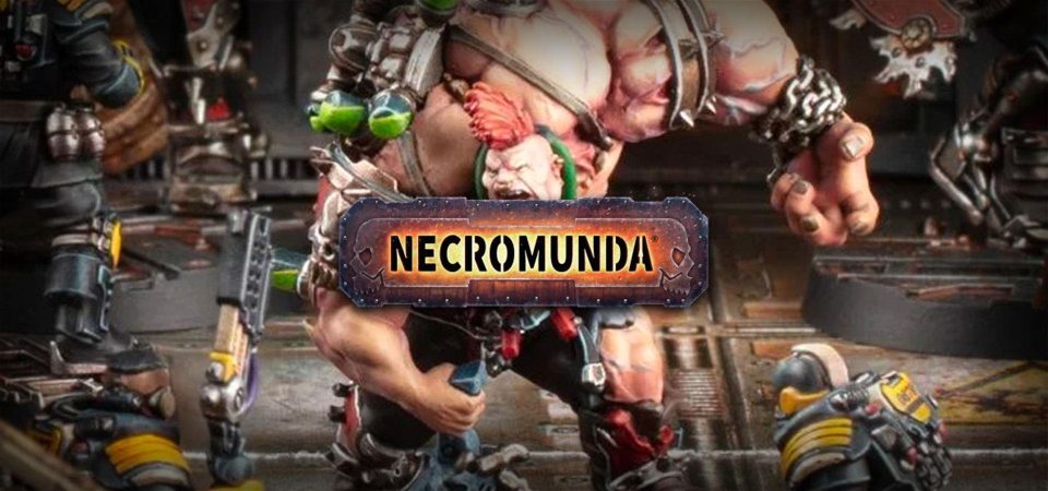 Un descomunal zerker goliath, ejemplo prototípico de NPC combatiente agresivo para juegos de Necromunda en solitario, se enfrenta a varios enforcers palanites en medio de una sala de la subcolmena. Sobre la ilustración se superpone el logo de Necromunda.