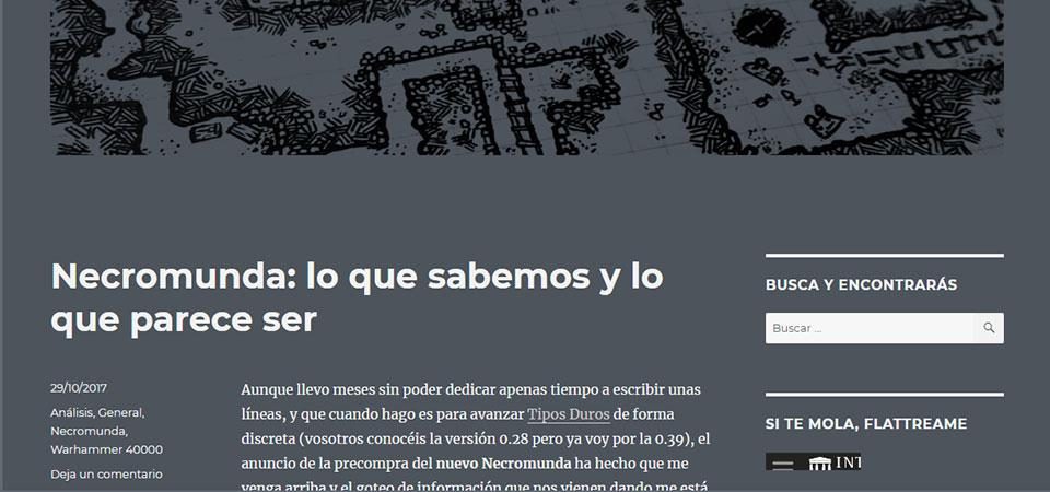Captura parcial de este mismo blog del aspecto que tenía en 2017. Fondo gris muy oscuro, letras blancas, con muchísimo espacio vacío alrededor de una imagen de cabecera que es un mapa de rol OSR dibujado a mano. La sensación que provoca es ligeramente opresiva.
