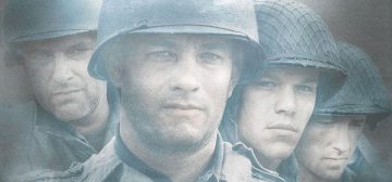 Fragmento de la carátula de Salvar al Soldado Ryan. Aparecen Tom Hanks (en el centro, adelantado), Tom Sizemore (a la izquierda, detrás de Hanks) y Matt Damon y Edward Burns (a la derecha, también detrás de Hanks), ataviados todos con casco y uniforme del ejército estadounidense en la Segunda Guerra Mundial.