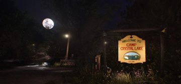 Es una noche muy oscura. A la izquierda, al fondo, se ve la luna, pero apenas genera un reflejo mortecino en el suelo embarrado. Hay una farola solitaria que sólo consigue iluminar su propio poste de madera. A la derecha, con una luz igual de insignificante, un cartel de madera que dice "Welcome to Camp Crystal Lake". El típico sitio donde no querrías encontrarte en Halloween, ni nunca. Probablemente es un fotograma, o una imagen promocional, de alguna de las película de la saga Friday the 13th.