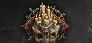Ilustración de una calavera boca abajo, en cuyas cuencas de los ojos, paladar y base del cráneo se encuentran apoyadas una docena de velas de diferentes grosores y en distintos estados de consunción. Detrás tiene un rombo de cobre oxidado cuya dimensión más larga está en posición horizontal y más atrás aún un círculo de bronce al que hay multitud de pequeños huesos atados en su perímetro. El efecto completo parece el un candelabro de pared bastante grimoso.