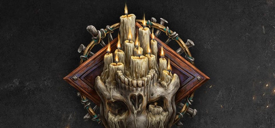 Ilustración de una calavera boca abajo, en cuyas cuencas de los ojos, paladar y base del cráneo se encuentran apoyadas una docena de velas de diferentes grosores y en distintos estados de consunción. Detrás tiene un rombo de cobre oxidado cuya dimensión más larga está en posición horizontal y más atrás aún un círculo de bronce al que hay multitud de pequeños huesos atados en su perímetro. El efecto completo parece el un candelabro de pared bastante grimoso.