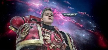 La cosplayer Khelga Khromaya en armadura de Space Marine de Warhammer 40000. La imagen está tomada en posición de contrapicado. Ella tiene el pelo rubio recogido en una cola y la armadura, de inspiración e iconografía soviet, es de un color rojo metalizado con rebordes de hombreras y decoración doradas.