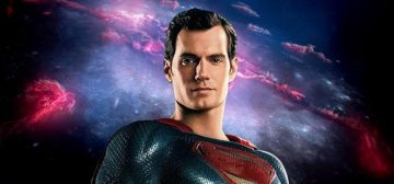 Imagen de Henry Cavill, caracterizado del Superman del DCU, centrada en el busto, con una imagen de la galaxia de Warhammer 40000 de fondo.